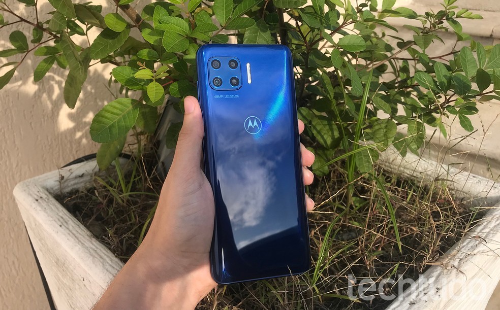 Moto G 5G Plus leva 5G até no nome — Foto: Vitor Grama/TechTudo