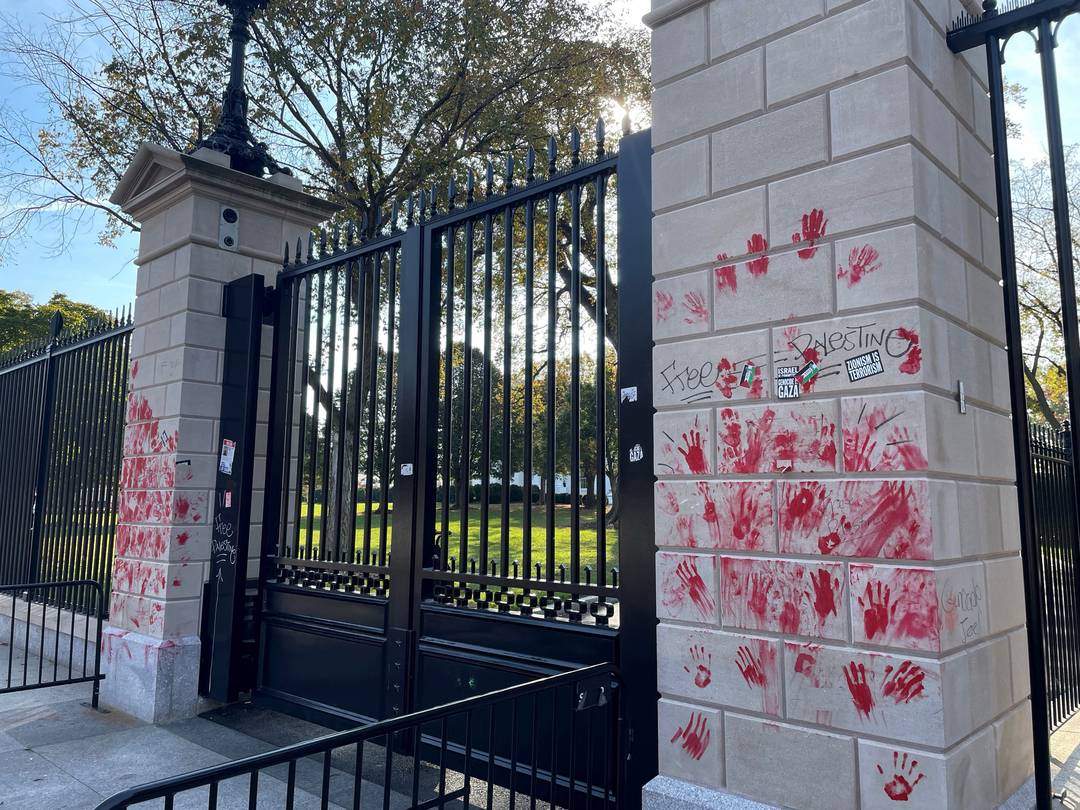Entrada de carros para a Casa Branca, nos EUA, com marcas de mãos em tinta vermelha e dizeres 'Palestina livre", em 6 de novembro de 2023.