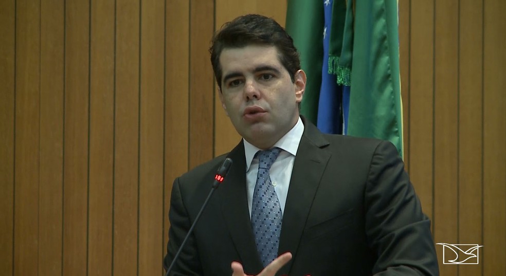 Deputado Adriano Sarney (PV) volta a falar na Assembleia Legislativa sobre a possÃ­vel dificuldade de pagar a folha de aposentados e pensionistas no MaranhÃ£o â€” Foto: ReproduÃ§Ã£o/TV Mirante