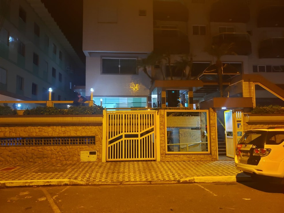 Mulher teria jogado a criança do 2º andar de um prédio — Foto: Reprodução/Praia Grande Mil Grau