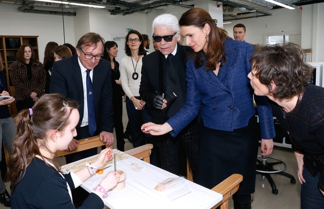 PARIS, FRANCE - FEBRUARY 07:  (EDITORS NOTE: This image has been retouched) (L-R) President of Fashion Activities at Chanel Bruno Pavlovsky, Fashion designer Karl Lagerfeld, French Culture Minister Aurelie Filippetti and Public Relation crafts at Chanel N (Foto: Getty Images)