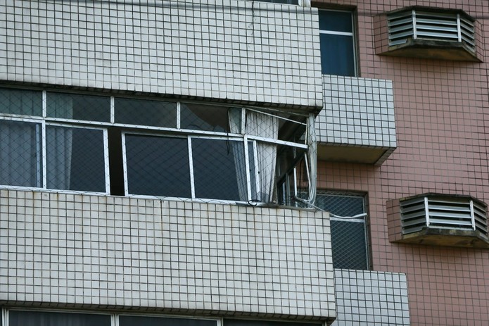 Resultado de imagem para arte da janela de um dos apartamentos do prédio ficou com a estrutura danificada — Foto: Camila Lima