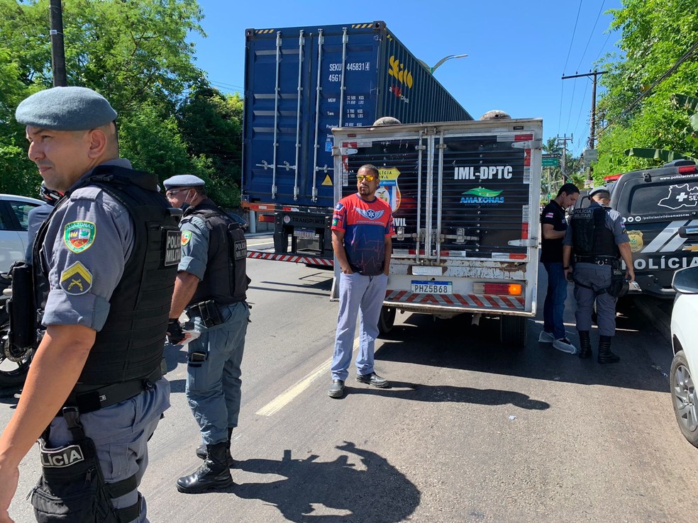 Um morador de rua que passava pela localidade avistou o cad&aacute;ver e avisou outras pessoas que acionaram a pol&iacute;cia.  &mdash; Foto: Karla Mendes, da Rede Amaz&ocirc;nica 