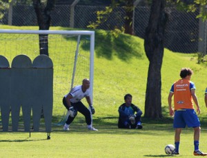 Dudu e Marcelo Grohe são poupados e preparador quebra galho no gol