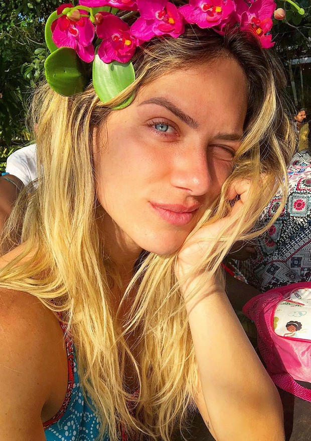 Giovanna Ewbank faz selfie de cara lavada (Foto: Reprodução/Instagram)