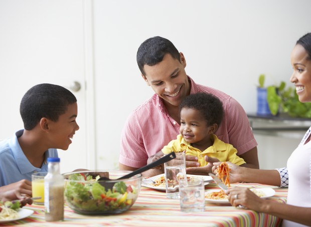 família; alimentação; refeição saudável (Foto: Thinkstock)