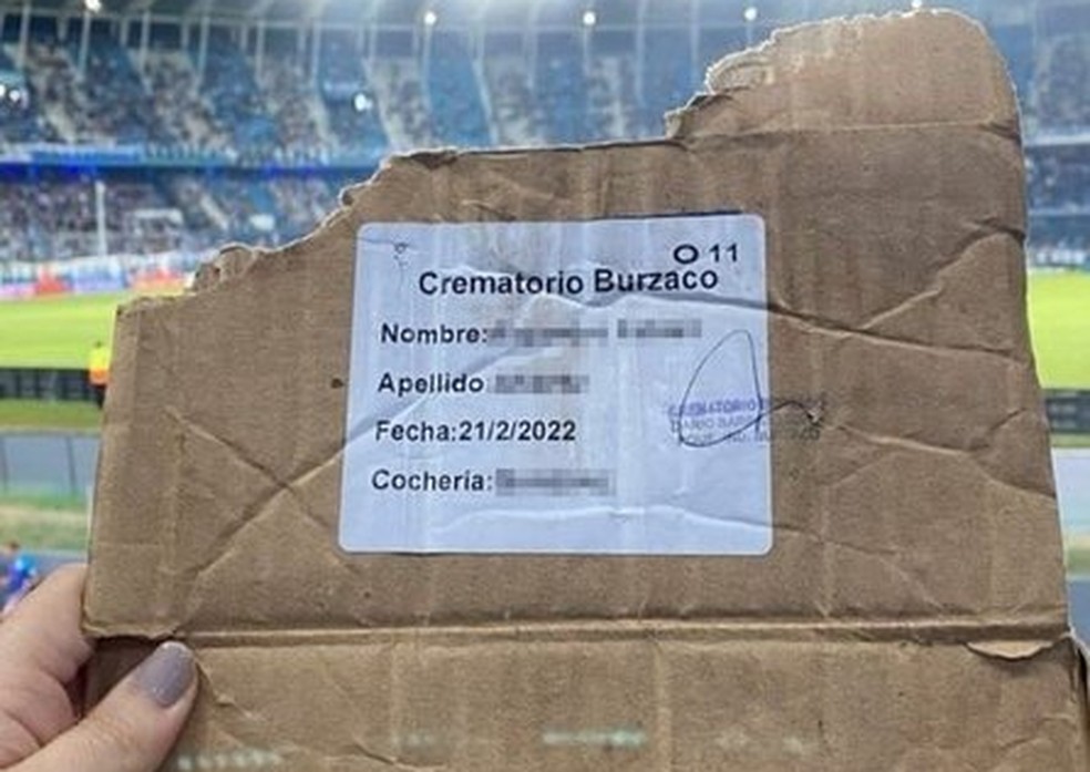 Torcedora do Racing registra foto da caixa do crematrio arremessada na arquibancada inferior  Foto: Reproduo/Instagram