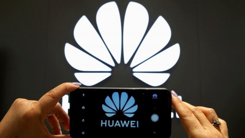 Um porta-voz da Huawei disse à BBC que a empresa cumpre as leis e regulamentos dos países onde opera e prioriza a segurança cibernética e a privacidade (Foto: PHOTOSHOT via BBC News)