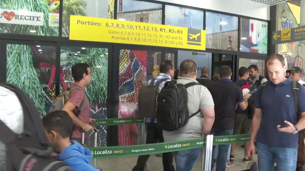 Passageiros embarcam no Aeroporto do Recife, nesta terça-feira (3) — Foto: Reprodução/TV Globo