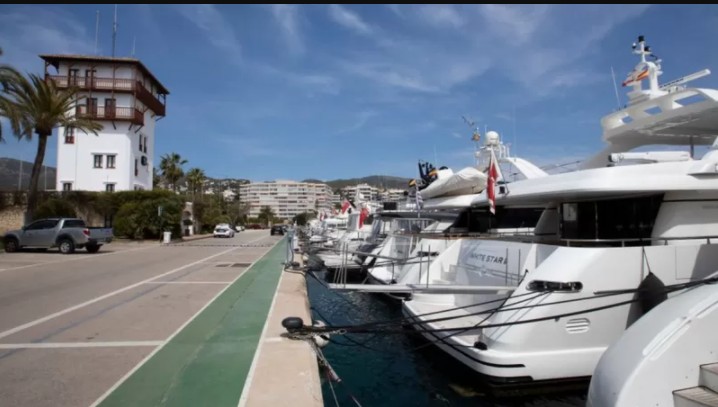 O iate (que não aparece nesta foto) estava em uma marina em Mallorca (Foto: AFP via BBC)