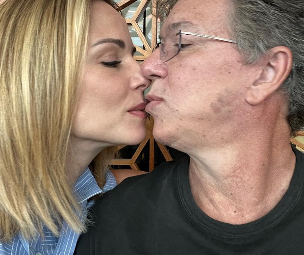 Ana Furtado e Boninho trocam beijo romântico em novo clique (Foto: Instagram/Reprodução)