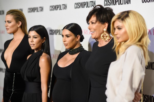 Khloe Kardashian, Kourtney Kardashian, Kim Kardashian, Kris Jenner e Kylie Jenner durante um evento em Hollywood (Foto: Getty Images)