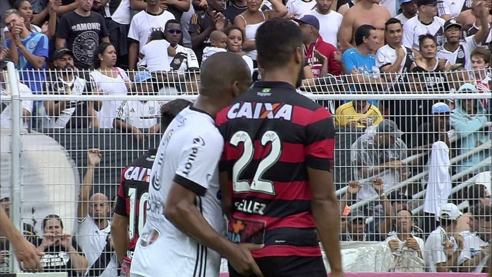 "Dedada" em Tréllez foi o último ato da carreira de Rodrigo  — Foto: Globo Esporte