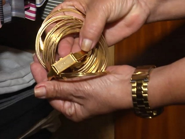 Mulher teve quase todas as joias furtadas em Goiânia, Goiás (Foto: Reprodução/TV Anhanguera)