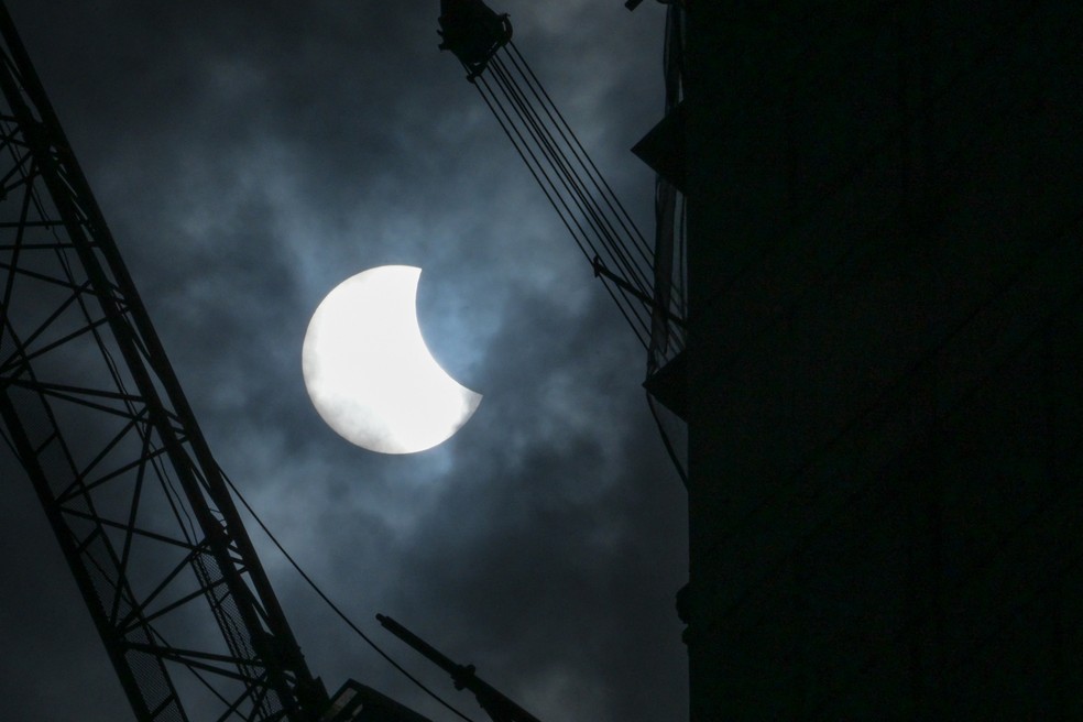 Eclipse solar parcial visto de Jacarta, na Indonésia — Foto: Bay Ismoyo/AFP