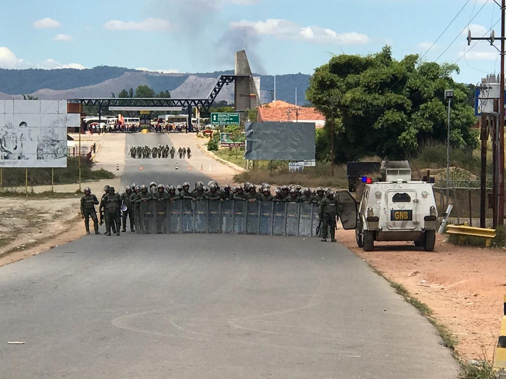 Militares venezuelanos fazem barreira em região de fronteira do Brasil com a Venezuela, na região de Pacaraima (RR). — Foto: Alan Chaves/G1