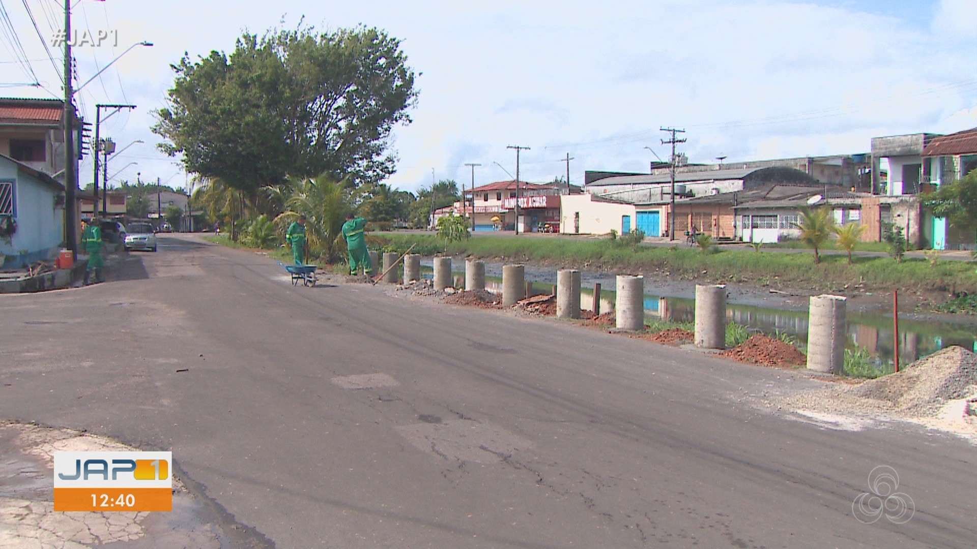 Sem proteção, trafegar às margens do canal do Beirol, em Macapá, é um perigo