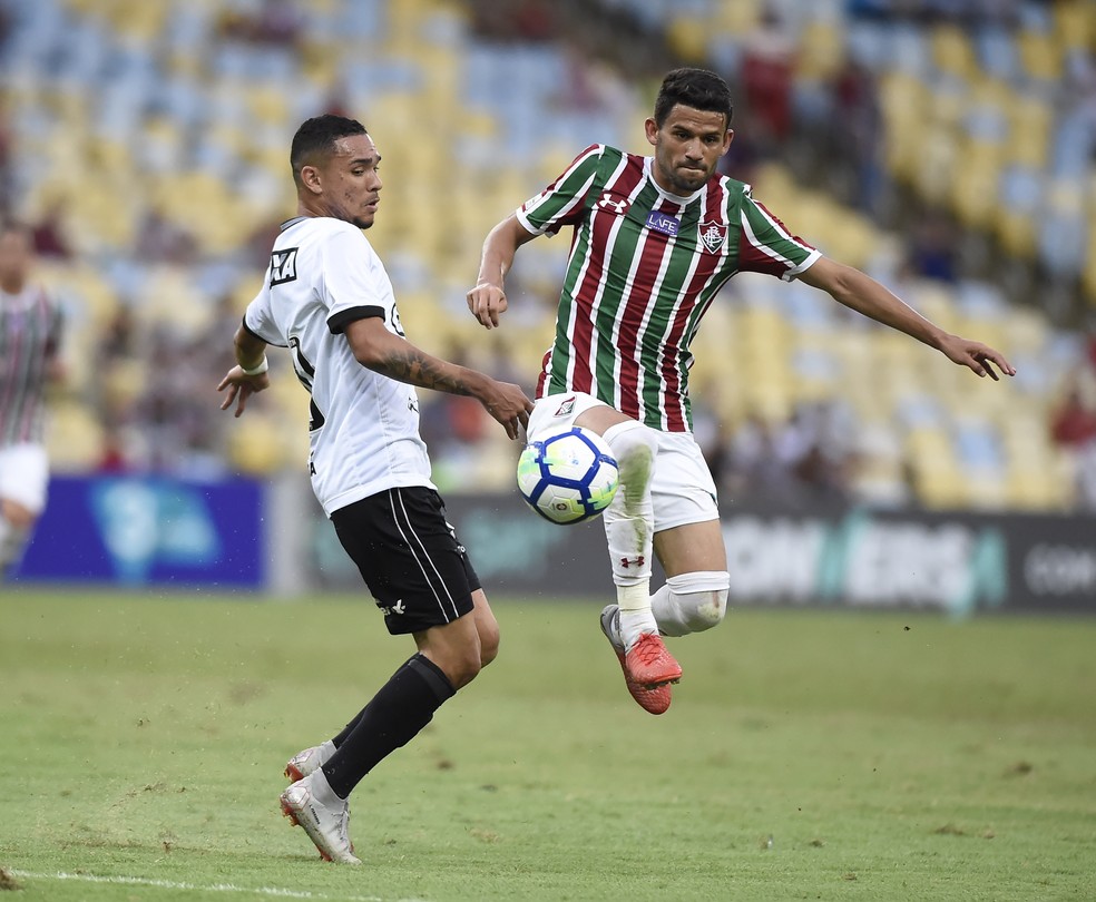 Jadson disputa a bola com Luiz Fernando: meia tricolor criticou bastante o gramado do Maracan&atilde; (Foto: Andre Dur&atilde;o)