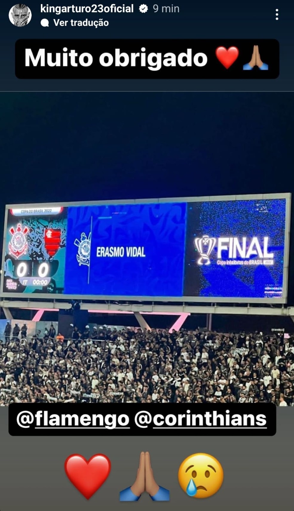 Vidal agradece a Corinthians e Flamengo pela homenagem no telão da arena — Foto: Reprodução