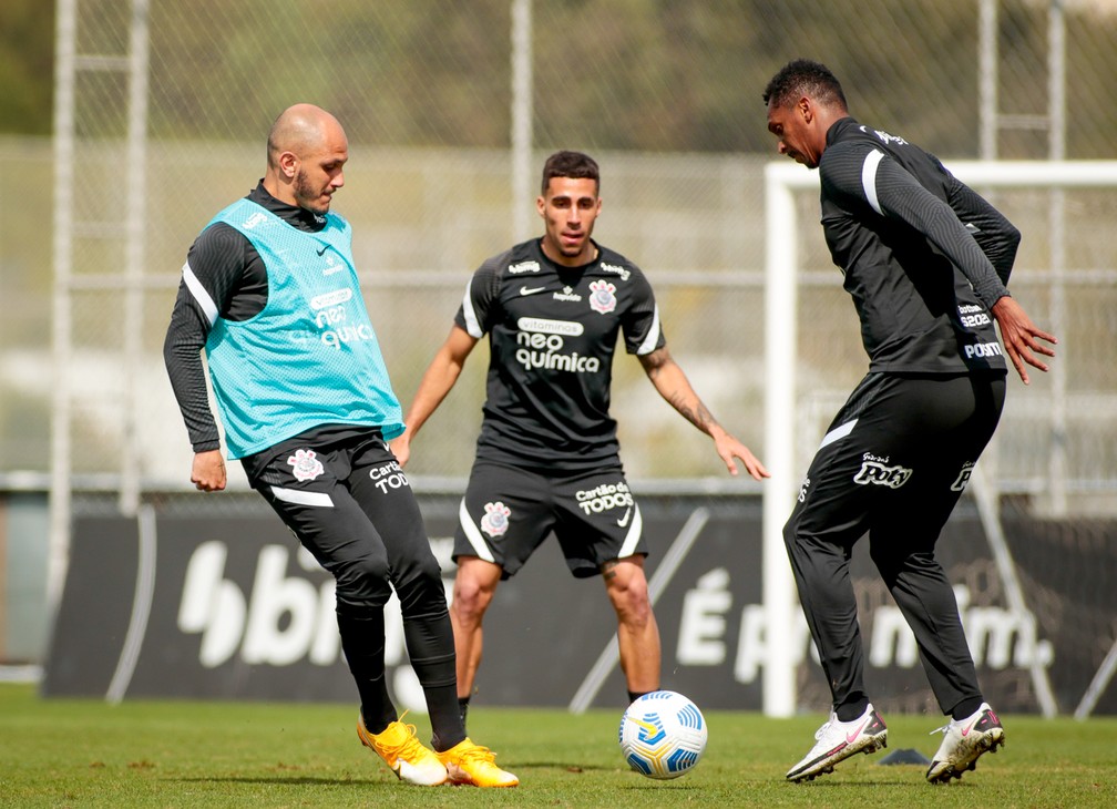 Fábio Santos, Gabriel e Jô em treino do Corinthians — Foto: Rodrigo Coca/Ag. Corinthians