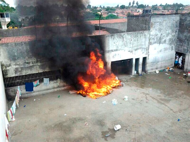 Colchões e lençóis foram incendiados durante a rebelião no Raimundo Nonato (Foto: Divulgação/Polícia Militar do RN)