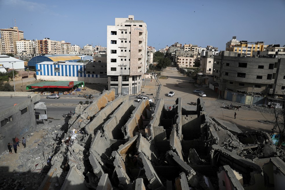 DestroÃ§os de edifÃ­cio distruÃ­do por ataque aÃ©reo israelense em Gaza nesta segunda-feira (6) â Foto: Mohammed Salem/Reutes