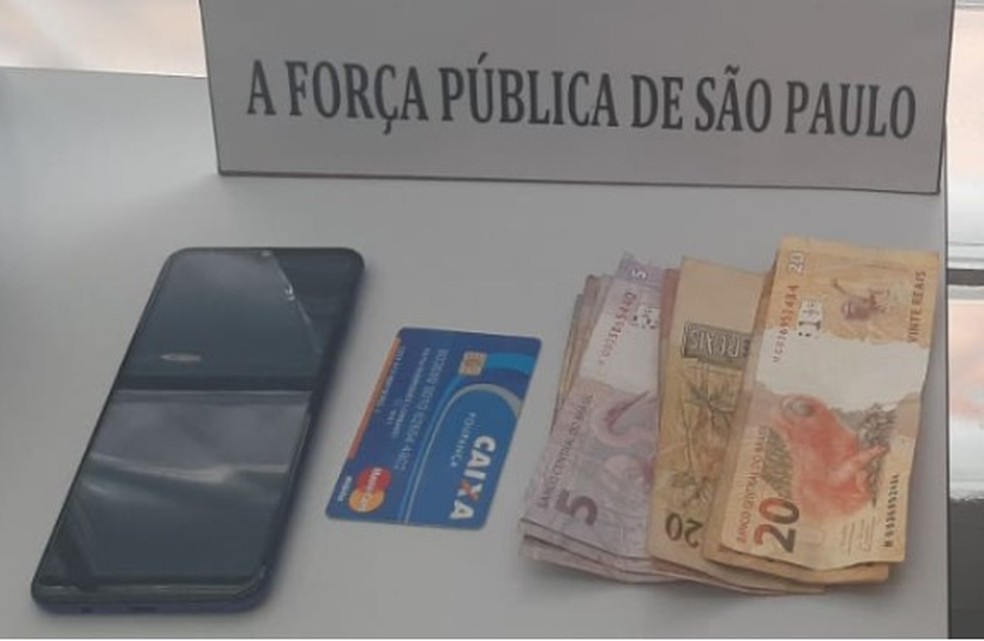 Dinheiro e demais pertences foram recuperados e devolvidos à vítima — Foto: Divulgação/Polícia Militar