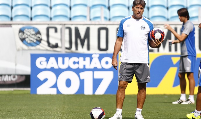 Grêmio mantém foco em zagueiros e adia busca por jogador diferenciado