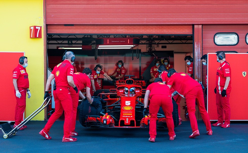 Mecânicos da Ferrari usam máscaras durante teste em Mugello — Foto: Divulgação/Ferrari