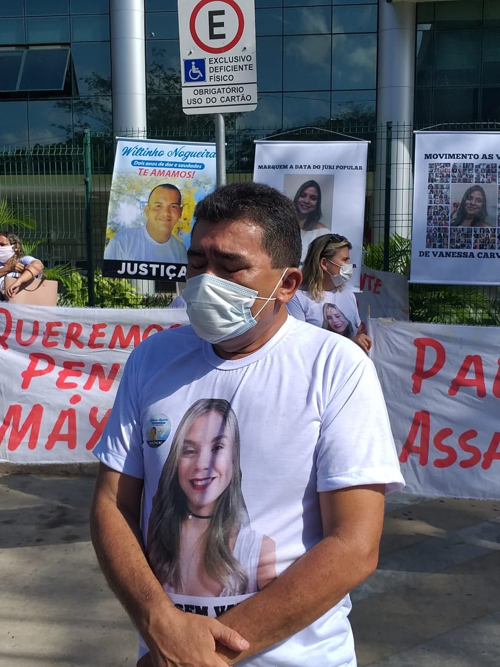 Familiares e amigos de jovem morta atropelada por namorado de amiga fazem protesto e pedem justiça — Foto: Francisco Lima/TV Clube