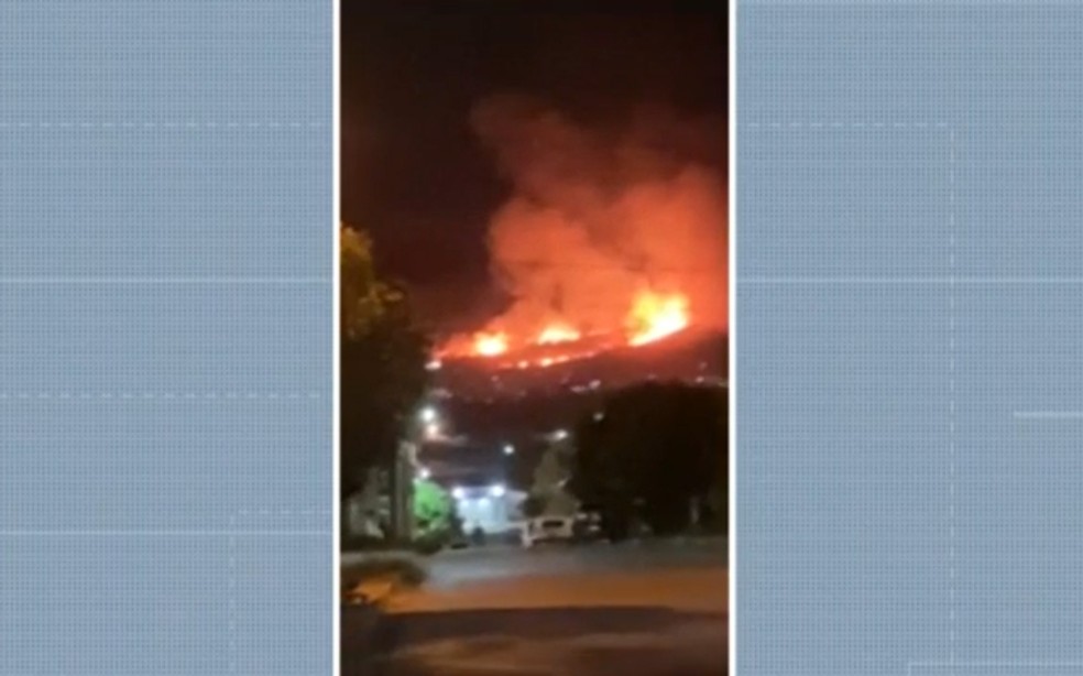 Fogo atingiu a Serra da Bandeira e se aproximou de área residencial na cidade de Barreiras — Foto: Reprodução/TV Oeste