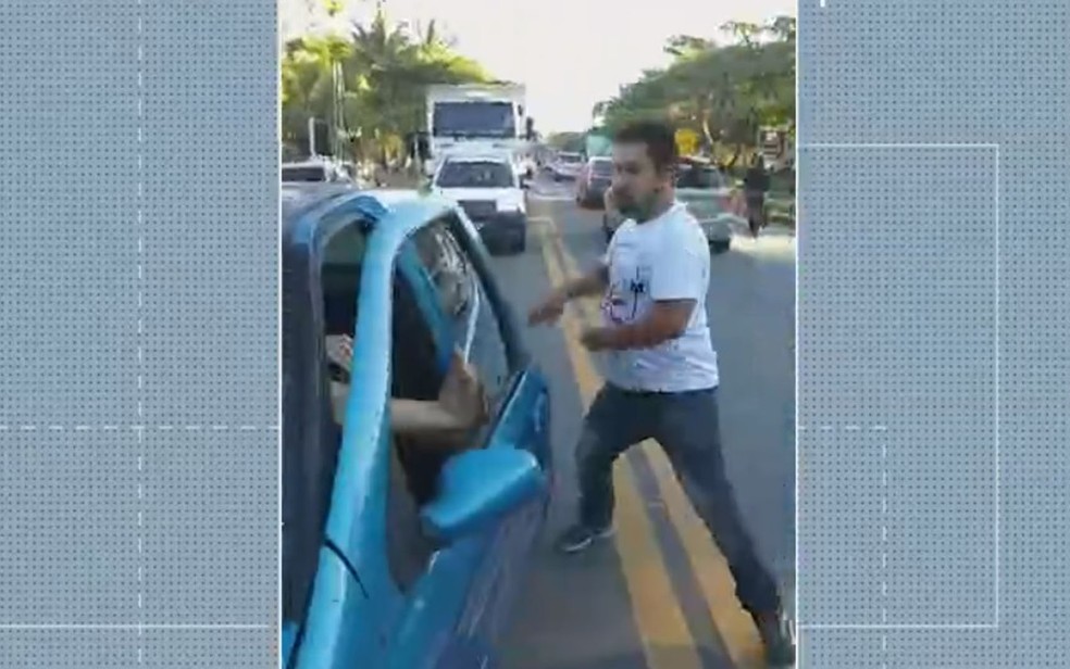 Motoristas brigam por passageiros em, Porto Seguro, cidade do sul da Bahia. — Foto: Reprodução / TV Bahia 