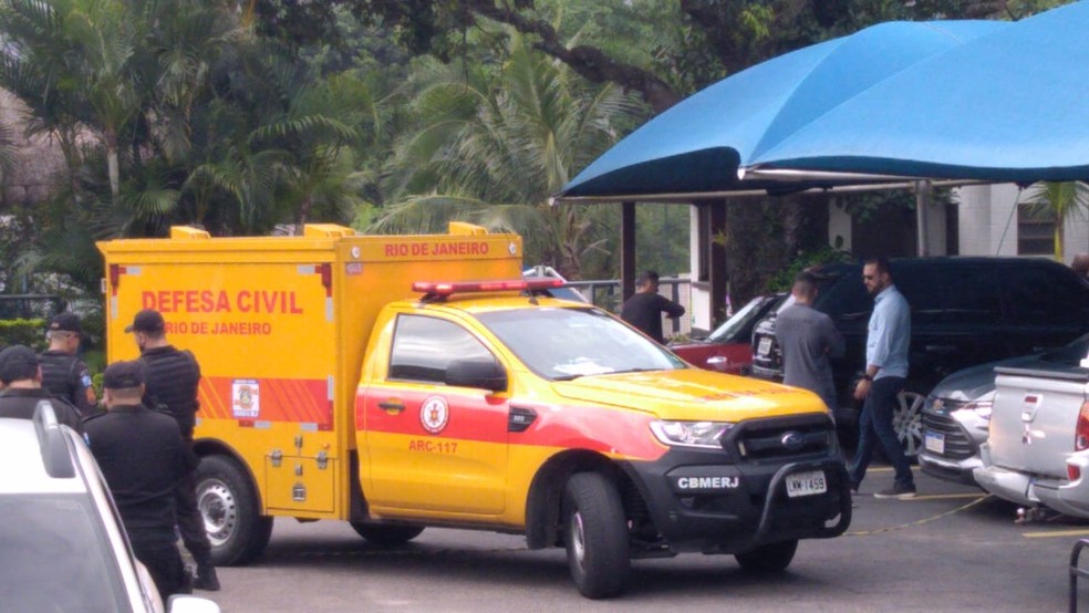 Carro dos bombeiros chega em local onde Fernando Inácio foi assassinado — Foto: Nicolás Satriano/G1