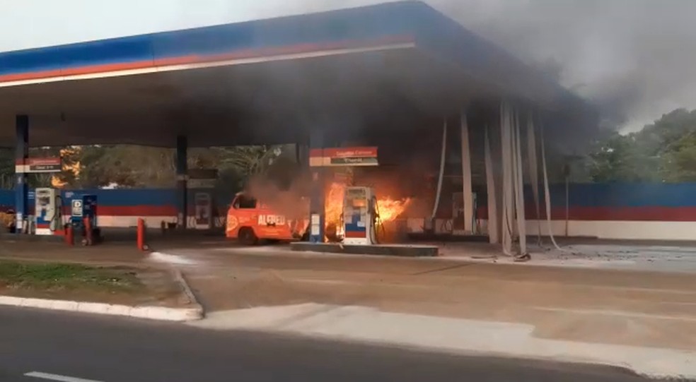 Veículo pegou fogo em posto de combustíveis de Palmas — Foto: Reprodução