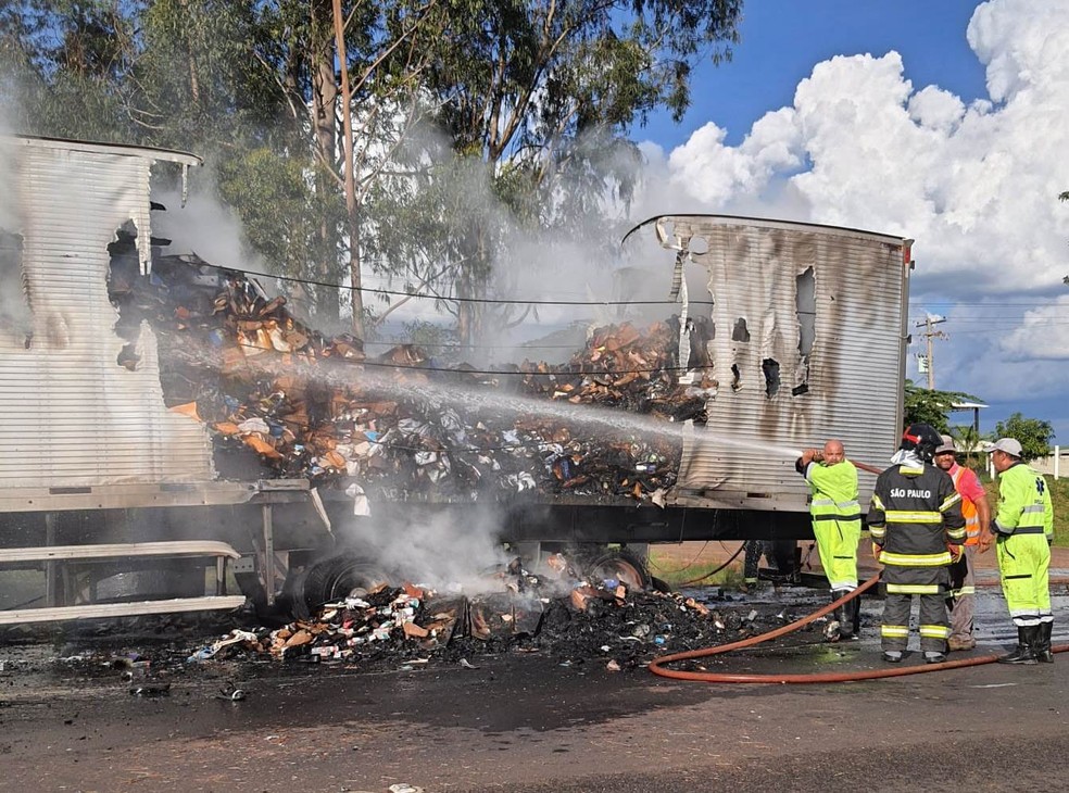 Carreta pega fogo na Rodovia Washington Luís em Matão — Foto: TV Matão