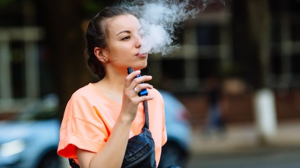 Jovens estão entre os que mais se sentem atraídos pelo cigarro eletrônico — Foto: Getty Images