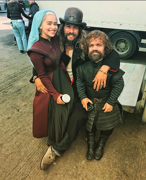 Emilia Clarke, Jason Momoa e Tyrion Lannister na foto de bastidores compartilhada pela atriz que revela a culpa dela pela presença do copo de Starbucks em cena de Game of Thrones (Foto: Instagram)