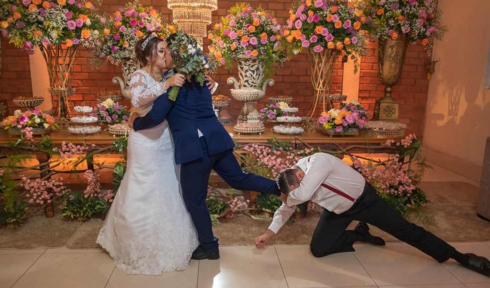 Casal disse que deu muito trabalho para cerimonial ao não escolher poses tradicionais para casamento — Foto: Anderson Vila Marques/Arquivo Pessoal