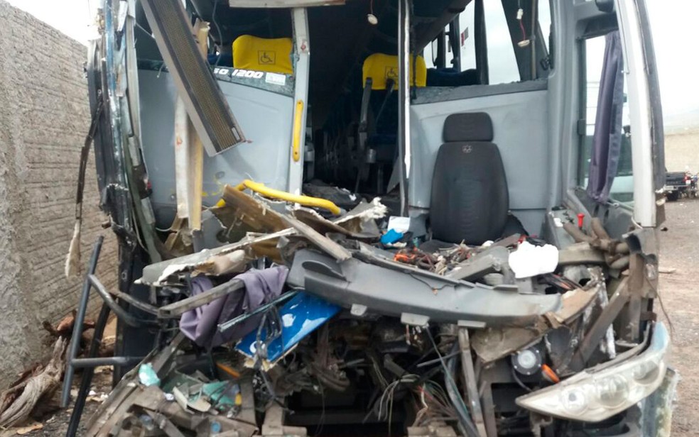 Cabine do ônibus ficou completamente destruída na Bahia (Foto: Divulgação / PRF)