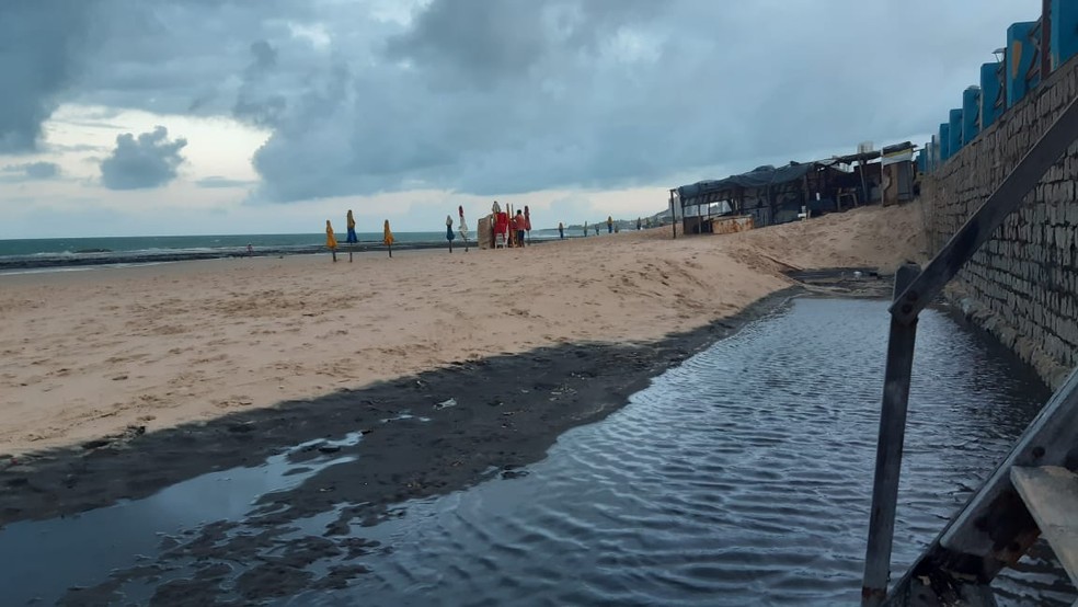 Mancha escura na Praia do Meio, em Natal — Foto: Sérgio Henrique Santos/Inter TV Cabugi