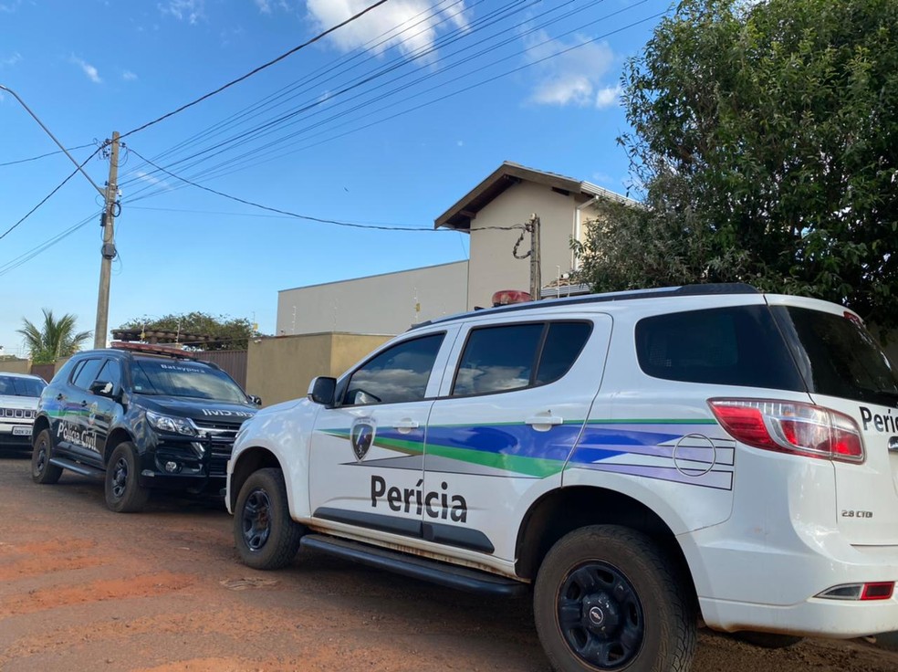 Equipes da Polícia Civil e da Perícia Técnica foram até a casa do advogado para realizar busca e apreensão — Foto: Polícia Civil/Divulgação