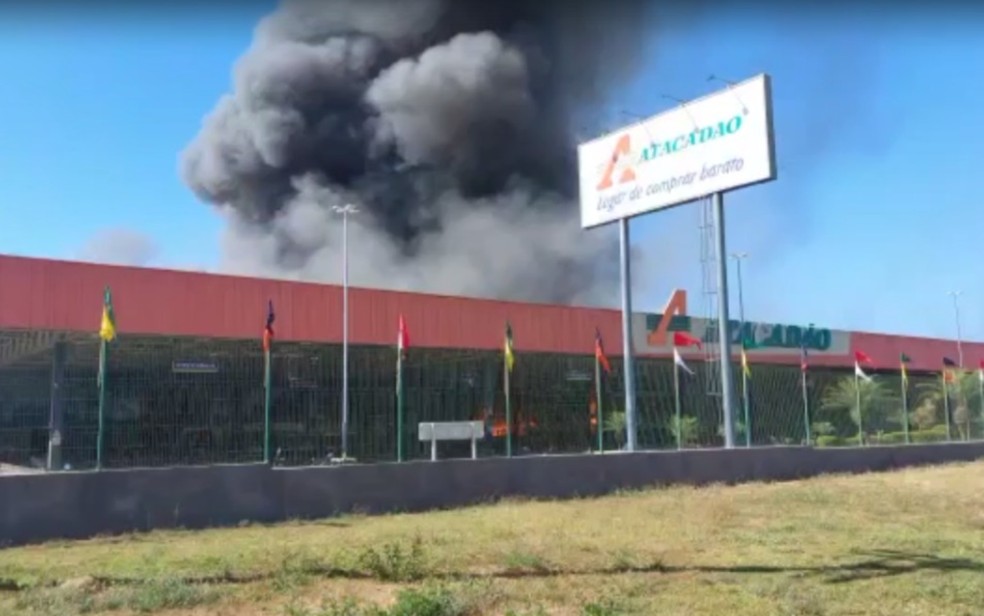 Supermercado atacadista é atingido por incêndio de grandes proporções na Bahia — Foto: Reprodução/Redes Sociais