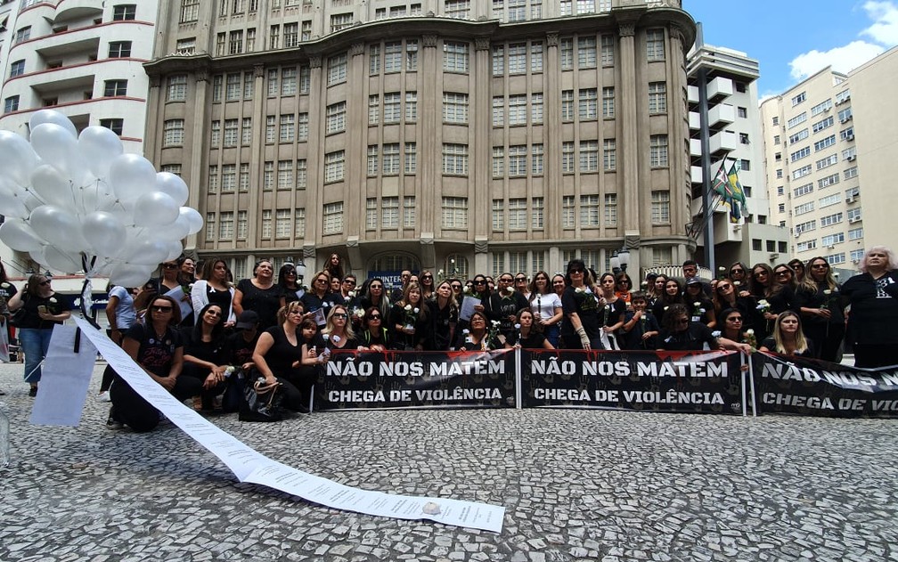 Participantes fizeram um momento de silêncio, entregaram rosas brancas e soltaram balões com nomes de mulheres vítimas de feminicídio — Foto: Wesley Cunha/RPC