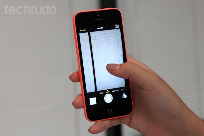 iPhone 5C vem com câmera traseira de 8 megapixels e frontal de 1,2 MP (Foto: Isadora Díaz/TechTudo)