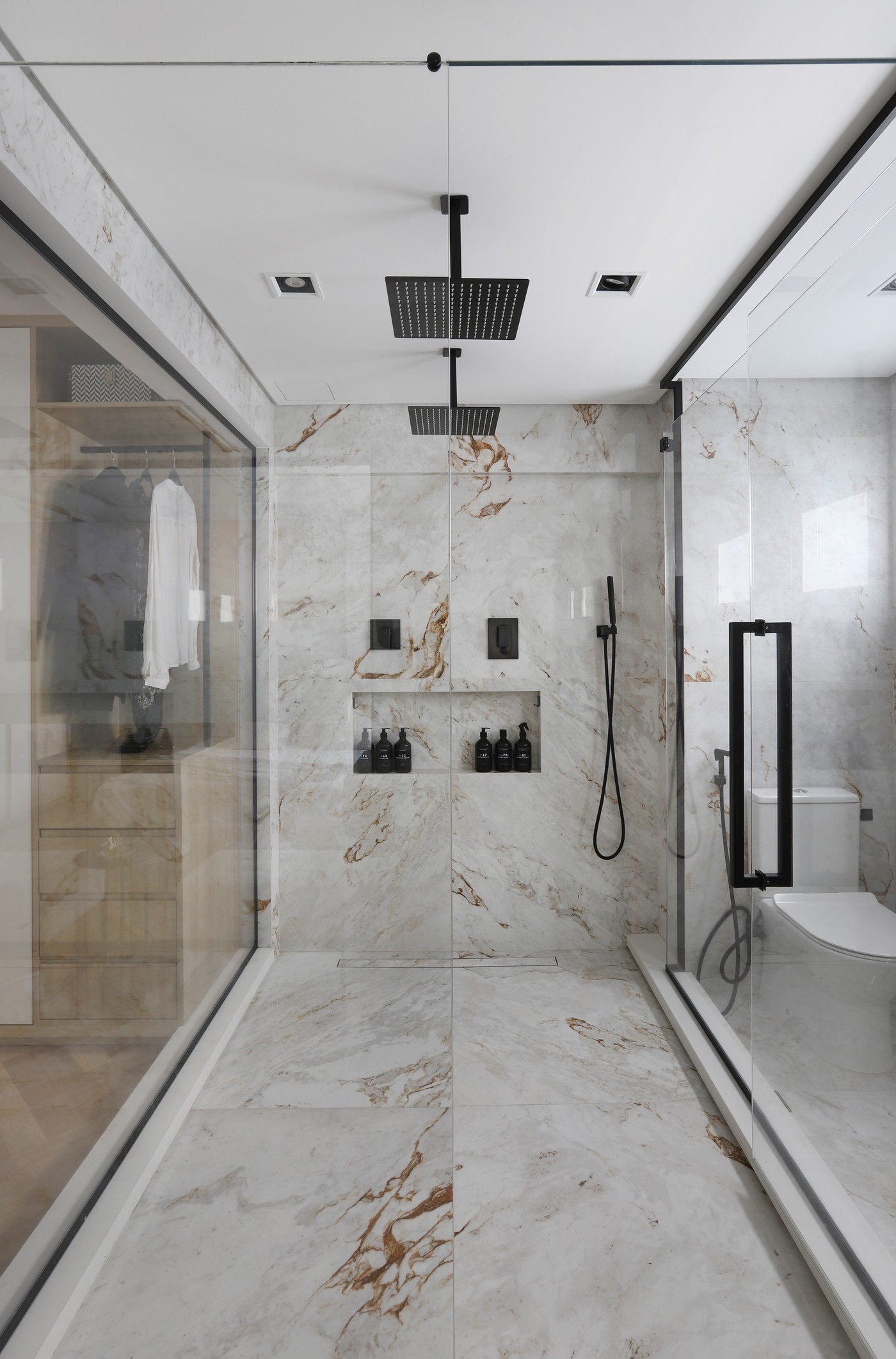 Décor do dia: banheiro integrado ao quarto tem muita luminosidade natural e tons claros (Foto: Mariana Orsi)