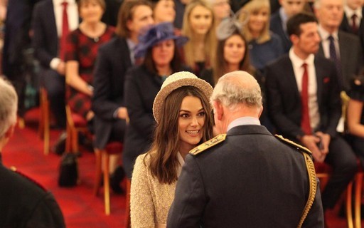 Keira Knightley recebe honraria do Império Britânico das mãos do Príncipe Charles