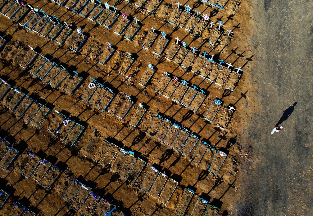 21 de junho - Vista aérea do cemitério Nossa Senhora Aparecida em Manaus, no Amazonas.  — Foto: Michael Dantas/AFP