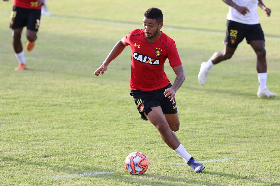 Empresário faz B.O e diz ter sido agredido pelo atacante Juninho, ex-Sport; jogador nega violência