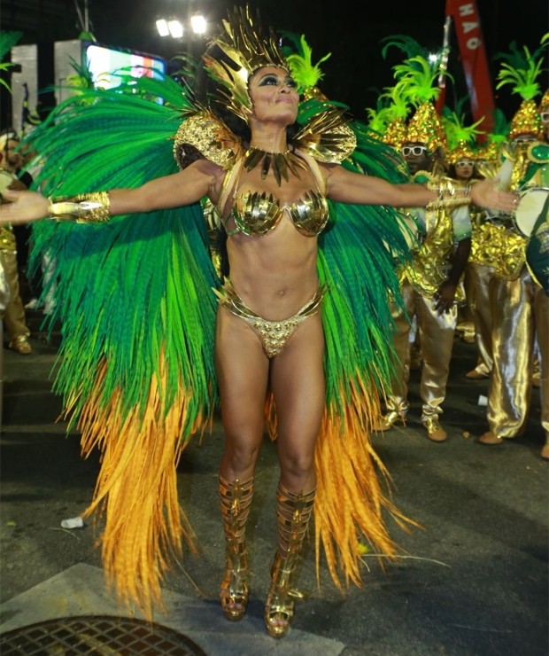 Rainha de bateria da Grande Rio em 2017, Juliana Paes usa fantasia de Troféu Acabaxi no desfile em homenagem a Chacrinha (Foto: Raphael David/Divulgação Riotur)