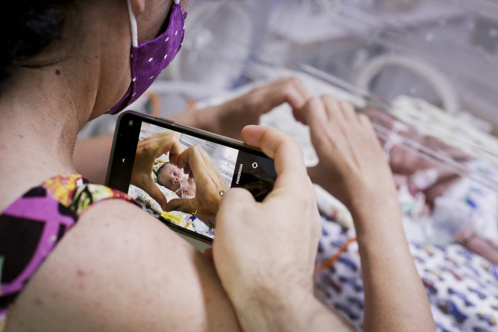Bebês prematuros participam de ensaio fotográfico em hospital público do DF  — Foto: Breno Esaki/Agência Saúde-DF